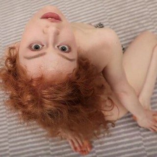Ласкает себе дырочку - отличная мастурбация